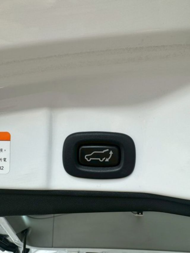 一手車 無待修 里程17萬 里程保證 車況沒問題 I-key摸門 電動尾門 行車記錄器 倒車顯影  第15張相片