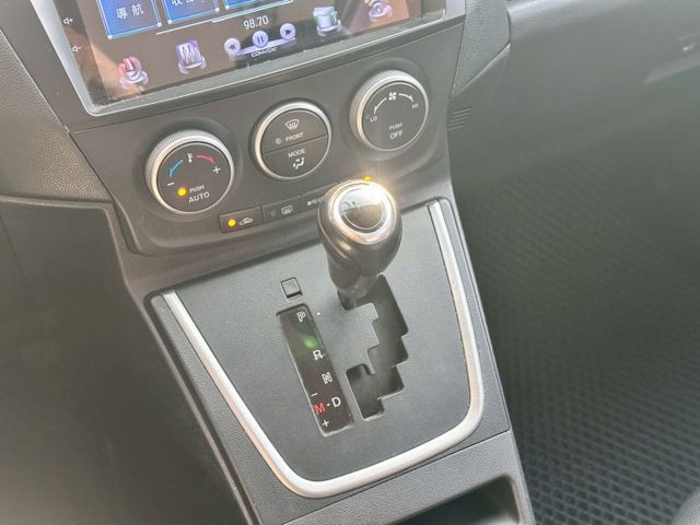 配備多 天窗 定速巡航 倒車影像 恆溫空調 抬頭顯示 電動座椅 雙電動滑門 安桌機  整車氣氛好  第11張相片