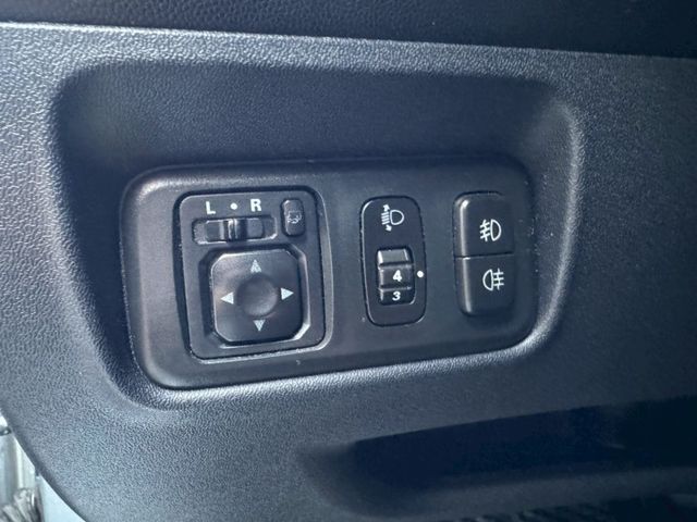 里程6.8萬公里 里程保證 內裝皮椅超新的 外觀顧的好 整體氣氛超佳的 有I-key摸門 定速巡航 倒車影像 抬頭顯示  第15張相片