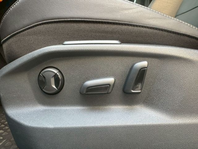 一手車 原版件 實跑1.4萬公里 新車保固中 ACC跟車 車道偏離 全景天窗 電尾門 盲點 數位儀表  第9張相片