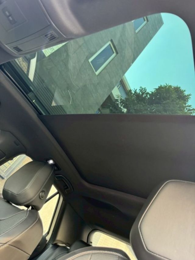 一手車 原版件 實跑1.4萬公里 新車保固中 ACC跟車 車道偏離 全景天窗 電尾門 盲點 數位儀表  第10張相片