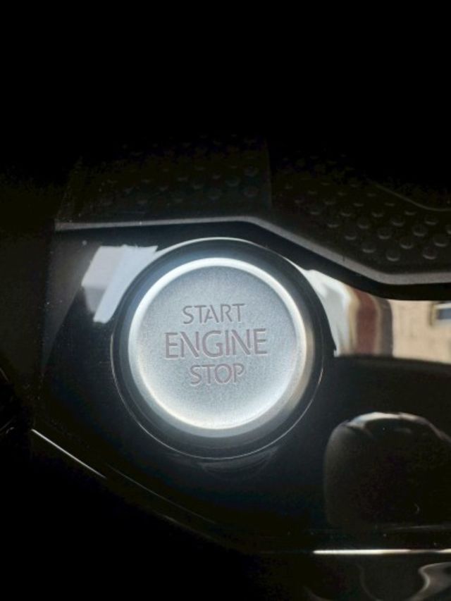 一手車 原版件 實跑1.4萬公里 新車保固中 ACC跟車 車道偏離 全景天窗 電尾門 盲點 數位儀表  第12張相片