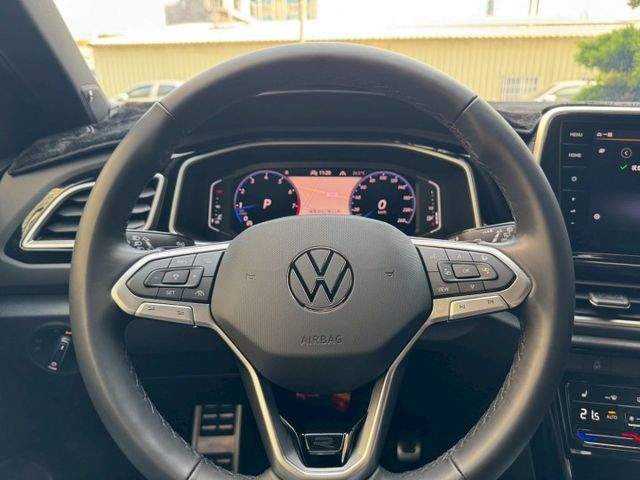 一手車 原版件 實跑1.4萬公里 新車保固中 ACC跟車 車道偏離 全景天窗 電尾門 盲點 數位儀表  第17張相片