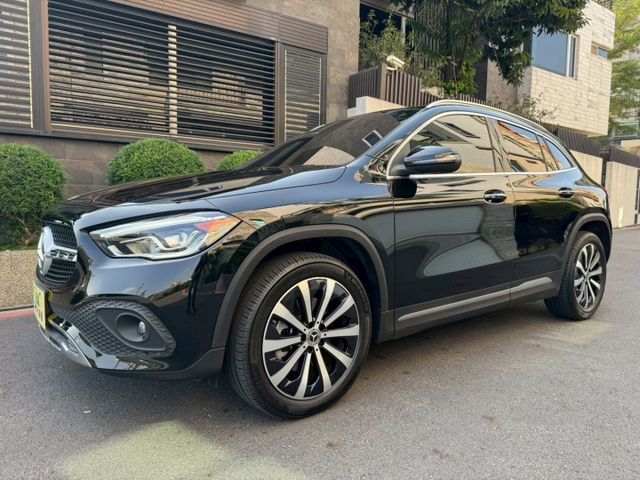 一手車 原版件 實跑40000公里 里程保證  免鑰匙套件 雙液晶螢幕 倒車影像 電動尾門 氣氛燈 盲點偵測 記憶座椅  第1張相片