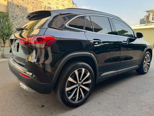 一手車 原版件 實跑40000公里 里程保證  免鑰匙套件 雙液晶螢幕 倒車影像 電動尾門 氣氛燈 盲點偵測 記憶座椅  第4張相片