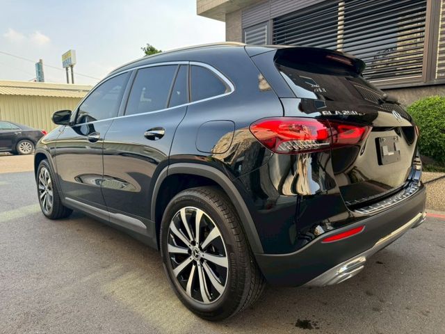 一手車 原版件 實跑40000公里 里程保證  免鑰匙套件 雙液晶螢幕 倒車影像 電動尾門 氣氛燈 盲點偵測 記憶座椅  第6張相片