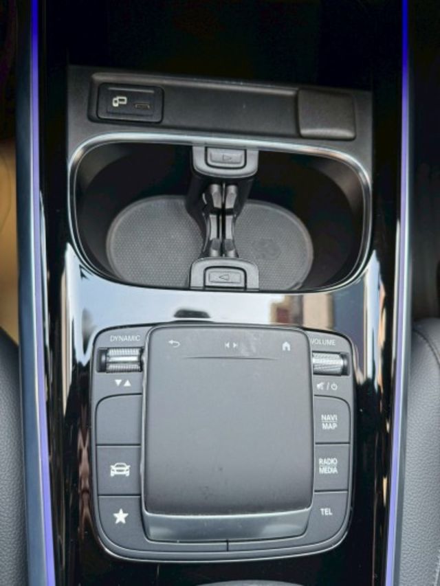 一手車 原版件 實跑40000公里 里程保證  免鑰匙套件 雙液晶螢幕 倒車影像 電動尾門 氣氛燈 盲點偵測 記憶座椅  第9張相片