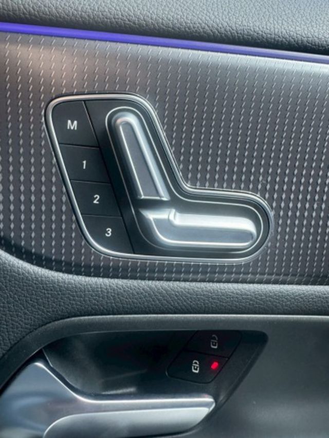 一手車 原版件 實跑40000公里 里程保證  免鑰匙套件 雙液晶螢幕 倒車影像 電動尾門 氣氛燈 盲點偵測 記憶座椅  第10張相片