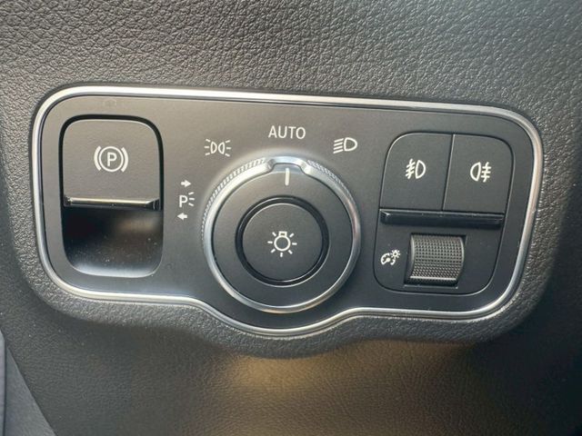 一手車 原版件 實跑40000公里 里程保證  免鑰匙套件 雙液晶螢幕 倒車影像 電動尾門 氣氛燈 盲點偵測 記憶座椅  第11張相片