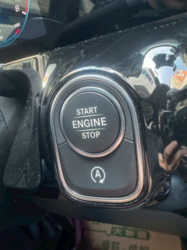 一手車 原版件 實跑40000公里 里程保證  免鑰匙套件 雙液晶螢幕 倒車影像 電動尾門 氣氛燈 盲點偵測 記憶座椅  第13張相片