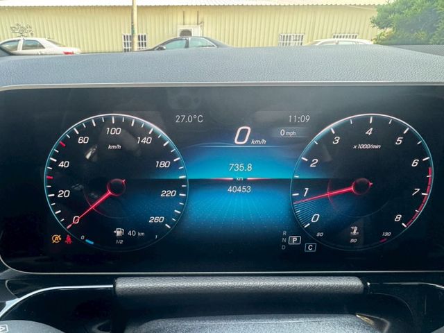 一手車 原版件 實跑40000公里 里程保證  免鑰匙套件 雙液晶螢幕 倒車影像 電動尾門 氣氛燈 盲點偵測 記憶座椅  第14張相片