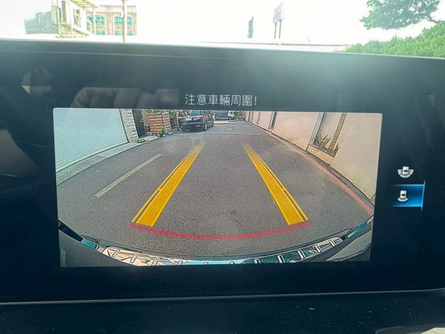 一手車 原版件 實跑40000公里 里程保證  免鑰匙套件 雙液晶螢幕 倒車影像 電動尾門 氣氛燈 盲點偵測 記憶座椅  第15張相片