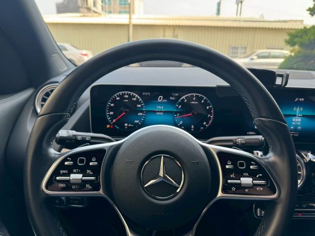 一手車 原版件 實跑40000公里 里程保證  免鑰匙套件 雙液晶螢幕 倒車影像 電動尾門 氣氛燈 盲點偵測 記憶座椅  第17張相片