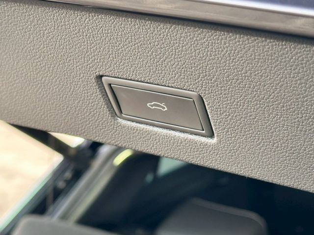 一手車 原版件 實跑4.9萬公里 新車保固中 ACC跟車 車道偏離 全景天窗 電尾門 盲點 數位儀表  第8張相片