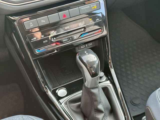 一手車 原版件 實跑4900公里 里程保證  ACC跟車 車道偏移 盲點偵測 免鑰匙套件 自動停車 LED頭燈  第11張相片