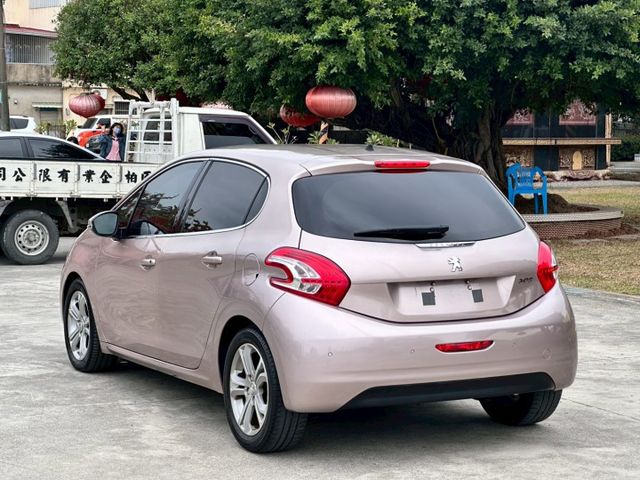 一手車 無事故 無待修 里程6.5萬公里 里程保證 原廠螢幕 倒車影像 電子式行車紀錄 恆溫空調  第6張相片