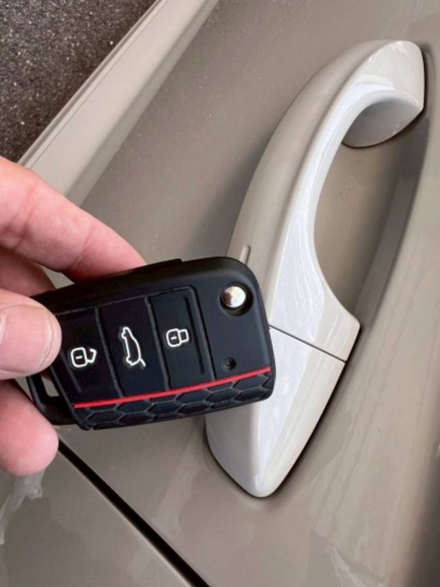 一手車 原版件 實跑2.7萬公里 新車保固中 ACC跟車 車道偏離 全景天窗 電尾門 盲點 數位儀表  第13張相片