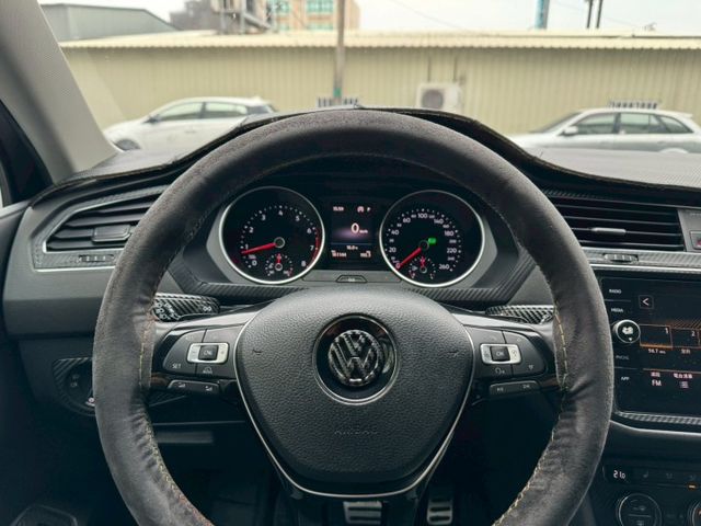 福斯TIGUAN 280 七人座 內外都有在顧 車況一級棒 無異音 換檔順暢 升級18吋鋁圈 前加大卡鉗 電尾門 I-k  第17張相片