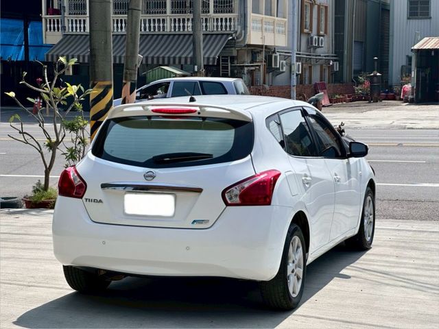 一手車 無事故 無待修 里程23萬 車況漂亮 I-key摸門 定速巡航 恆溫空調 倒車雷達  第4張相片