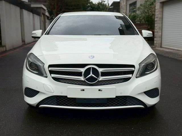 無事故 無待修 可認證 實跑14萬公里 里程保證  內外有在顧 內裝極新 定速巡航 倒車顯影 電動椅  第2張相片