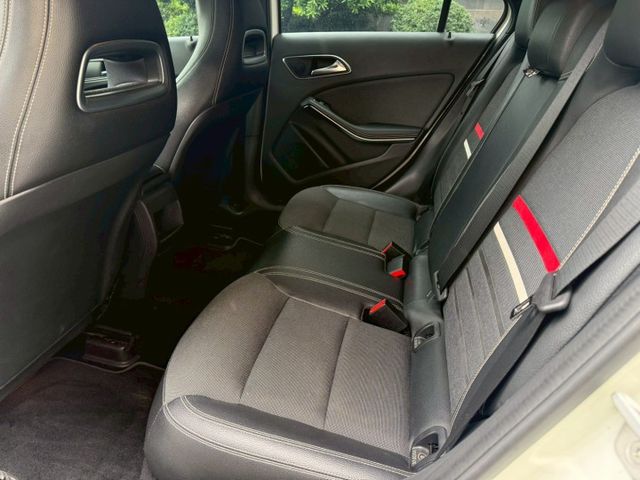 無事故 無待修 可認證 實跑14萬公里 里程保證  內外有在顧 內裝極新 定速巡航 倒車顯影 電動椅  第10張相片