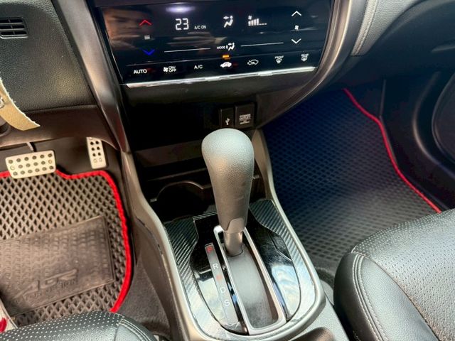 一手車 原版件 無待修 實跑14萬公里 里程保證  定速巡航 導航 倒車顯影 恆溫空調 換檔撥片  第12張相片