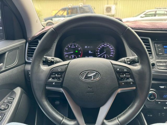 一手車 無事故 無待修 實跑24萬多公里 里程保證  I-key摸門 盲點偵測 電動椅 恆溫空調 抬頭顯示  第8張相片