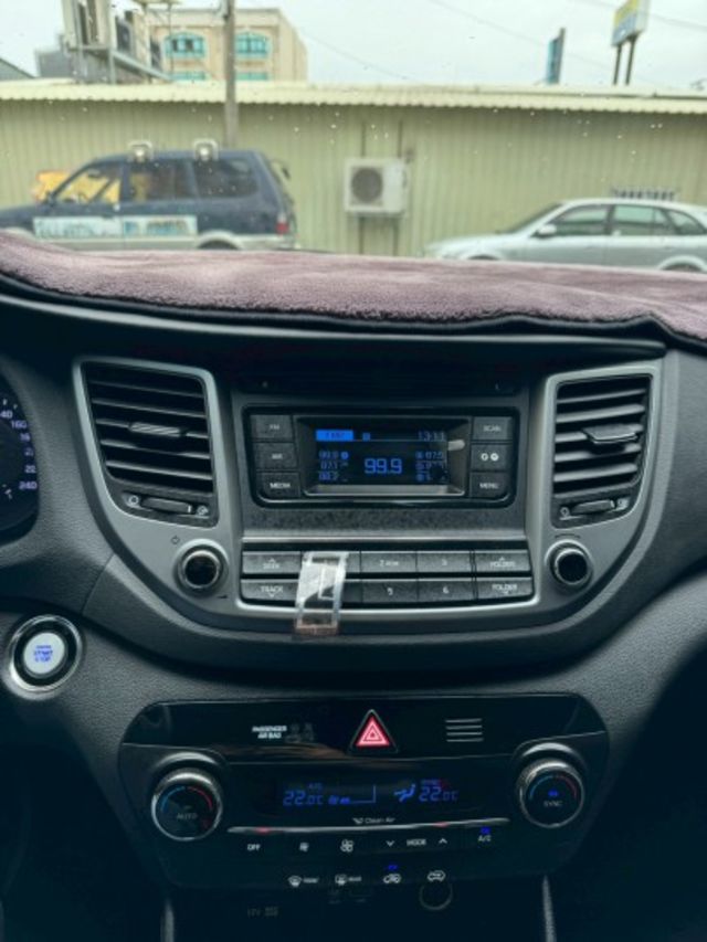 一手車 無事故 無待修 實跑24萬多公里 里程保證  I-key摸門 盲點偵測 電動椅 恆溫空調 抬頭顯示  第12張相片