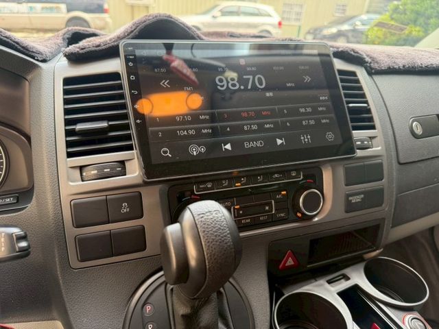 實用大空間 八人座配置 雙渦輪柴油 改安卓機 後排冷氣出風口 雙側滑門 上下車方便  第9張相片