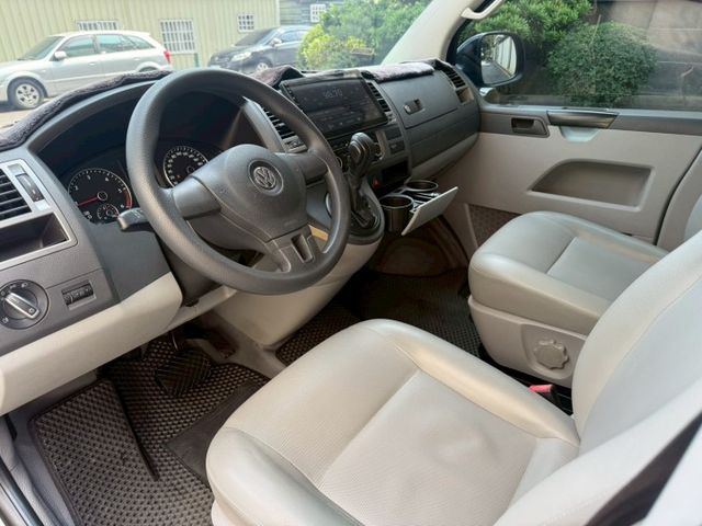 實用大空間 八人座配置 雙渦輪柴油 改安卓機 後排冷氣出風口 雙側滑門 上下車方便  第10張相片