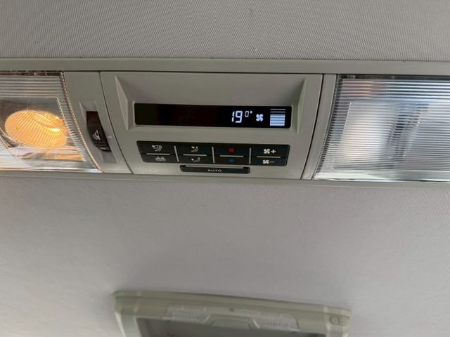 實用大空間 八人座配置 雙渦輪柴油 改安卓機 後排冷氣出風口 雙側滑門 上下車方便  第14張相片