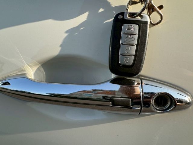 電動座椅 定速巡航 恆溫空調 原廠螢幕 全景天窗 I-key摸門 倒車顯影 4WD  第7張相片