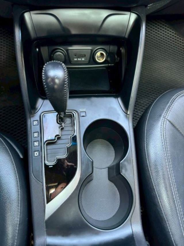 電動座椅 定速巡航 恆溫空調 原廠螢幕 全景天窗 I-key摸門 倒車顯影 4WD  第13張相片