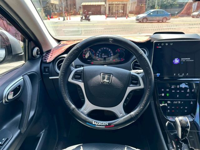 旗艦版 一手車 無事故 實跑6萬多公里 里程保證  I-key摸門 天窗 電尾門 電動椅 360環景 恆溫空調  第8張相片