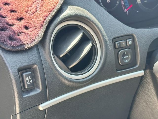 旗艦版 一手車 無事故 實跑6萬多公里 里程保證  I-key摸門 天窗 電尾門 電動椅 360環景 恆溫空調  第12張相片