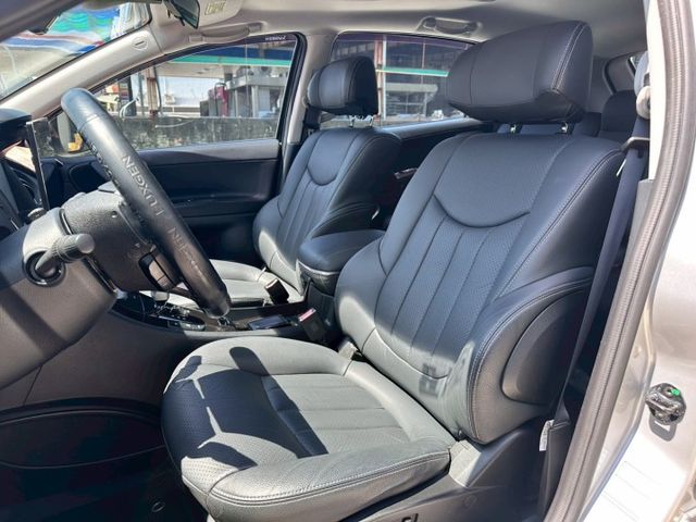 旗艦版 一手車 無事故 實跑6萬多公里 里程保證  I-key摸門 天窗 電尾門 電動椅 360環景 恆溫空調  第16張相片