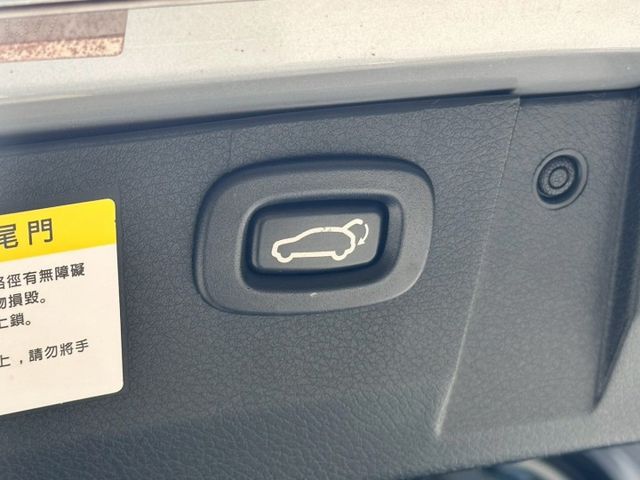 旗艦版 一手車 無事故 實跑6萬多公里 里程保證  I-key摸門 天窗 電尾門 電動椅 360環景 恆溫空調  第19張相片