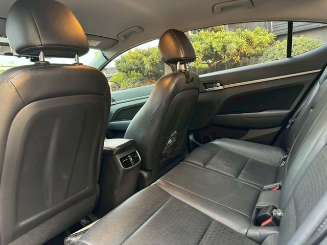 無事故 無待修 里程16萬多公里 里程保證 抬頭顯示 前霧燈 原廠主機 倒車顯影 後座出風口  第12張相片