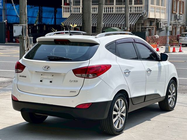 電動座椅 定速巡航 恆溫空調 原廠螢幕 全景天窗 I-key摸門 倒車顯影 4WD  第4張相片