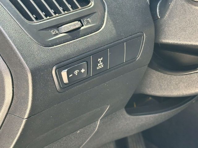 電動座椅 定速巡航 恆溫空調 原廠螢幕 全景天窗 I-key摸門 倒車顯影 4WD  第14張相片