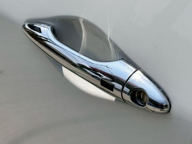 電動座椅 定速巡航 恆溫空調 原廠螢幕 全景天窗 I-key摸門 倒車顯影 4WD  第19張相片