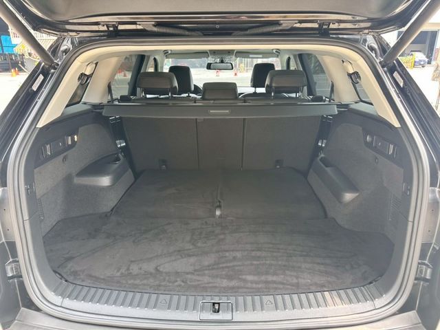 尊榮版 7人座 I-key摸門 360度環境 盲點偵測 ACC跟車 車道偏離 電動記憶座椅 全景天窗 電動尾門 抬頭顯示  第19張相片