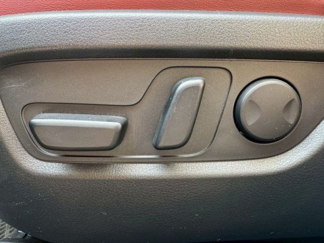 旗艦版BOSE 原版件 無事故 實跑31000公里 里程保證  BOSE音響 360環景 ACC跟車 電動椅 抬頭顯示器  第10張相片