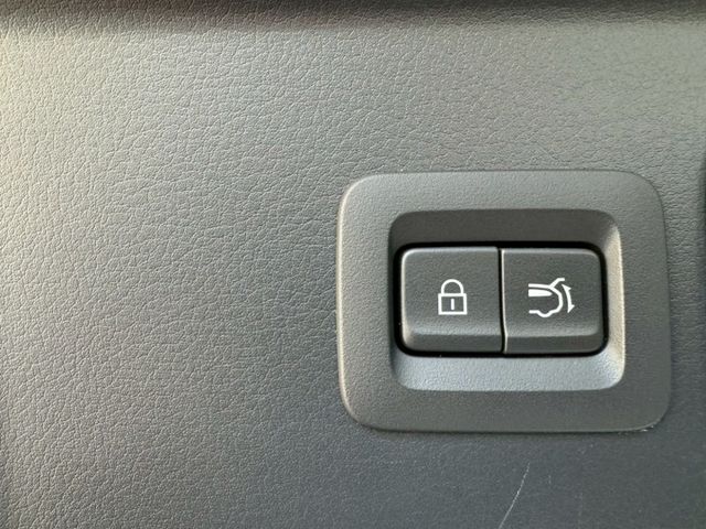 旗艦版BOSE 原版件 無事故 實跑31000公里 里程保證  BOSE音響 360環景 ACC跟車 電動椅 抬頭顯示器  第19張相片