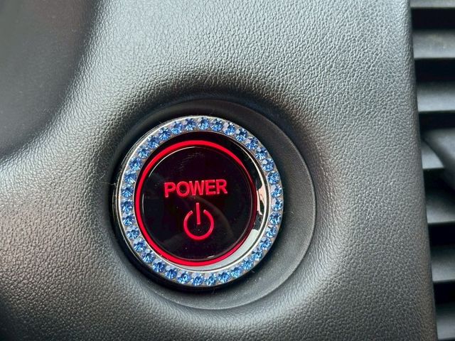 外觀顧的不錯 內裝乾淨無煙味 固定保養新車保固 ACC跟車 自動煞車 換檔快播 恆溫空調 方向盤控制  第12張相片