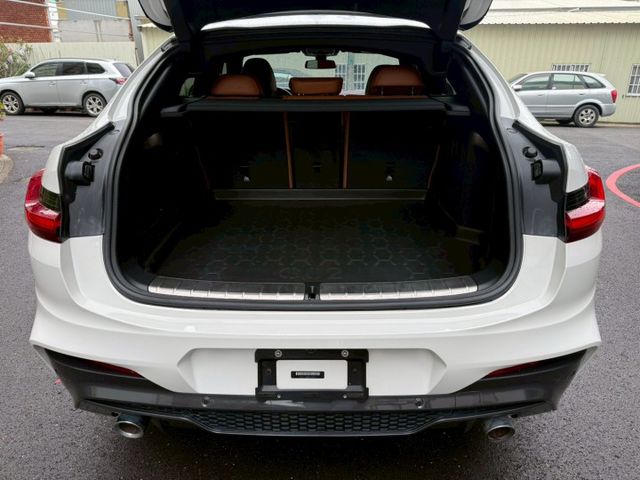 M Sport運動套件（空力套件／跑車方向盤）  ACC主動跟車系統  抬頭顯示器（HUD）  全景天窗  Keyles  第7張相片