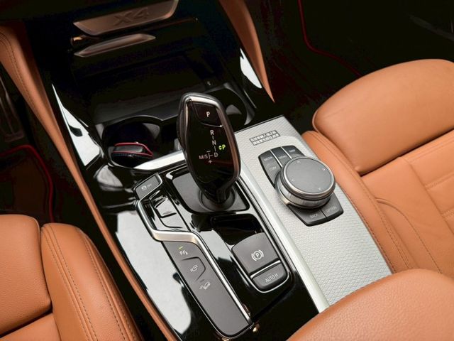 M Sport運動套件（空力套件／跑車方向盤）  ACC主動跟車系統  抬頭顯示器（HUD）  全景天窗  Keyles  第12張相片