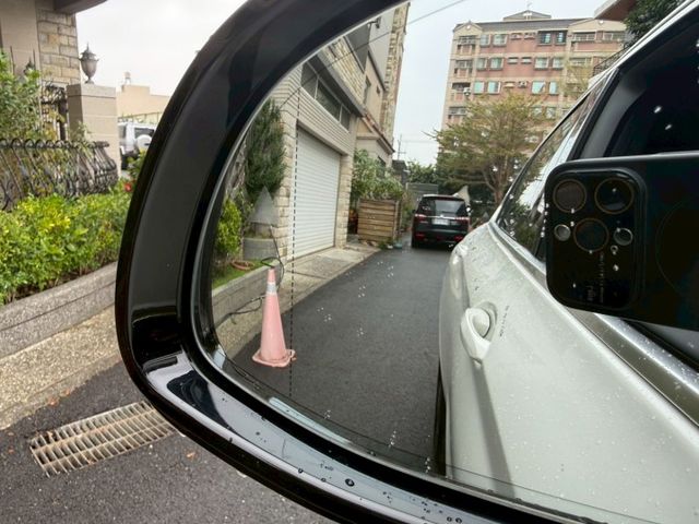 M Sport運動套件（空力套件／跑車方向盤）  ACC主動跟車系統  抬頭顯示器（HUD）  全景天窗  Keyles  第17張相片