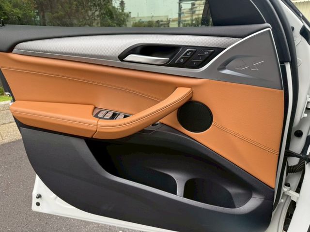 M Sport運動套件（空力套件／跑車方向盤）  ACC主動跟車系統  抬頭顯示器（HUD）  全景天窗  Keyles  第19張相片