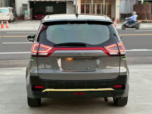 一手車 無待修 里程10萬 里程保證 車況沒問題 I-key摸門 360環景 安卓機 行車記錄器 定速巡航  第5張相片